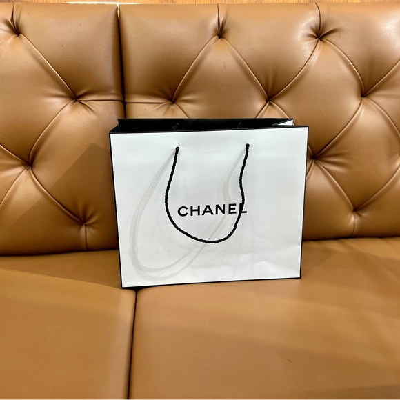 New!Stunning CHANEL Medium To large  Bag - Picture 4 of 5
